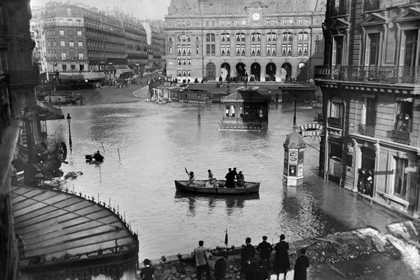 La crue de la Seine, en 1910 127392 (© Maurice-Louis Branger / Roger-Viollet)