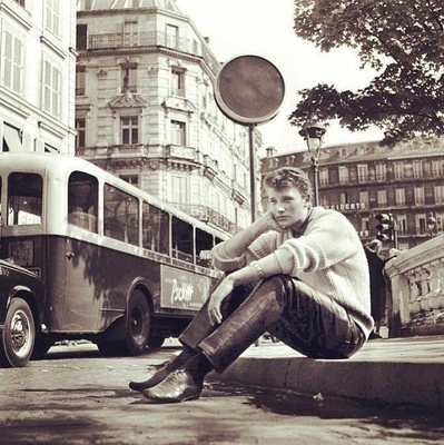 johnny devant sqaure de la trinité.png (©DR)