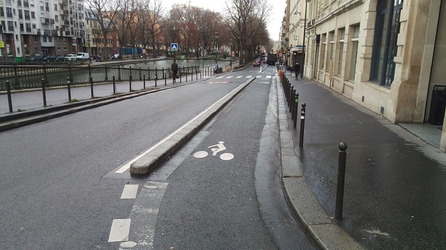 Piste cyclable quai de Valmy canal Saint-Martin.jpg