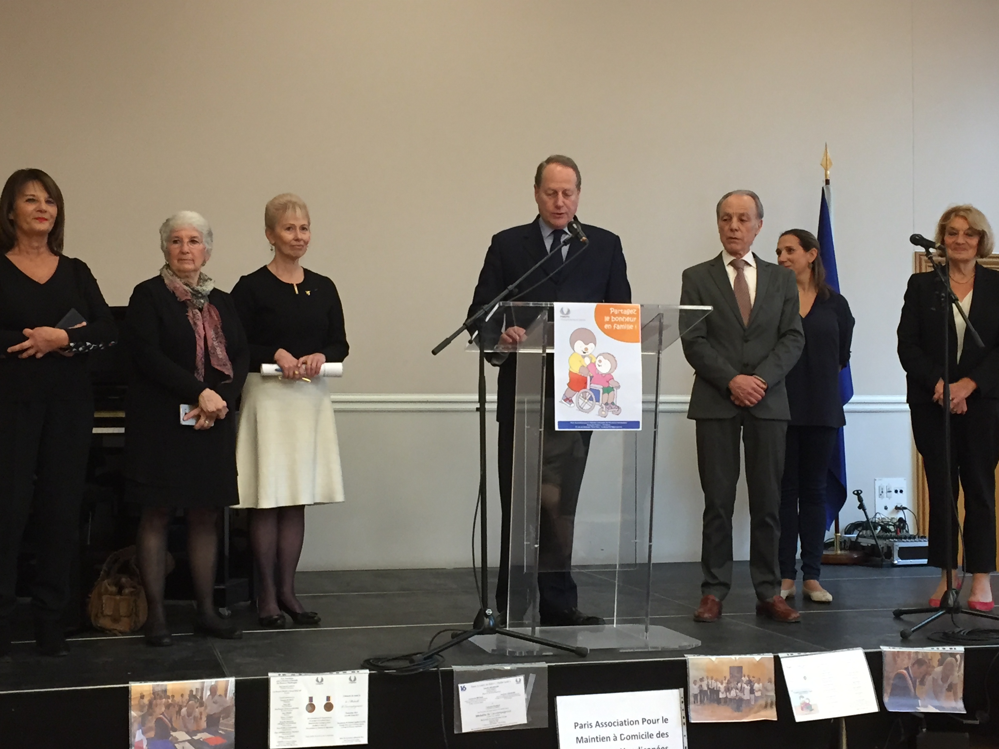 Mr le Maire les élus et Mme Ficheux.jpg
