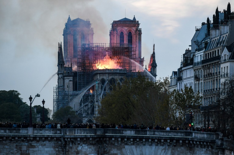 Notre-dame-de-paris.enfeu (Bertrand Guay AFP)