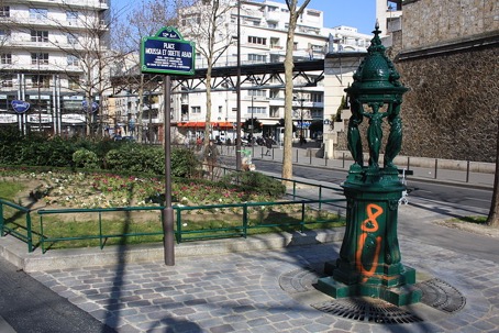 Abadi et Rosenstock.jpg Plaque en hommage à Odette et Moussa Abadi, couple de résistants, située sur la place à l’angle de la rue de Charenton et de la rue Daumesnil