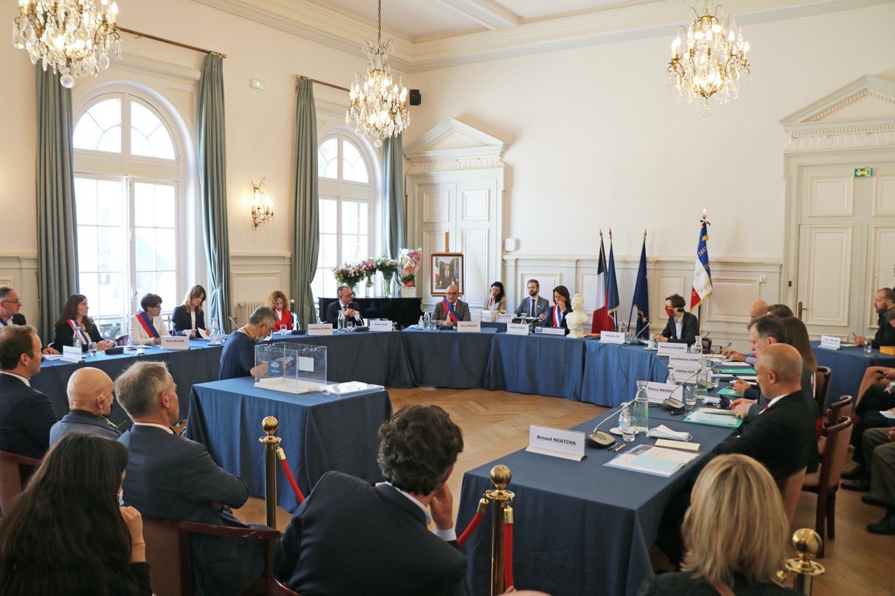 DB présidant investiture.jpg