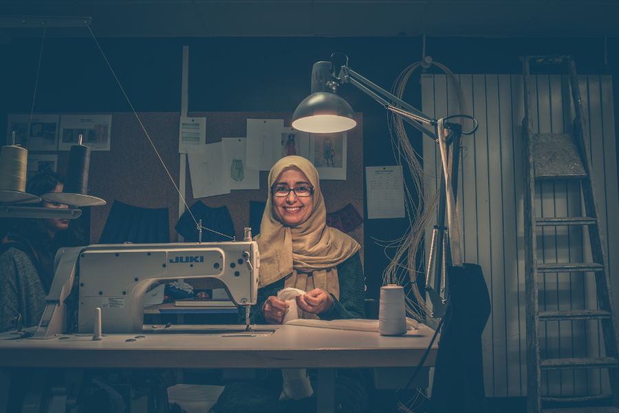 Fadhila artisan réfugié à La Fabrique Nomade (PhilArty)