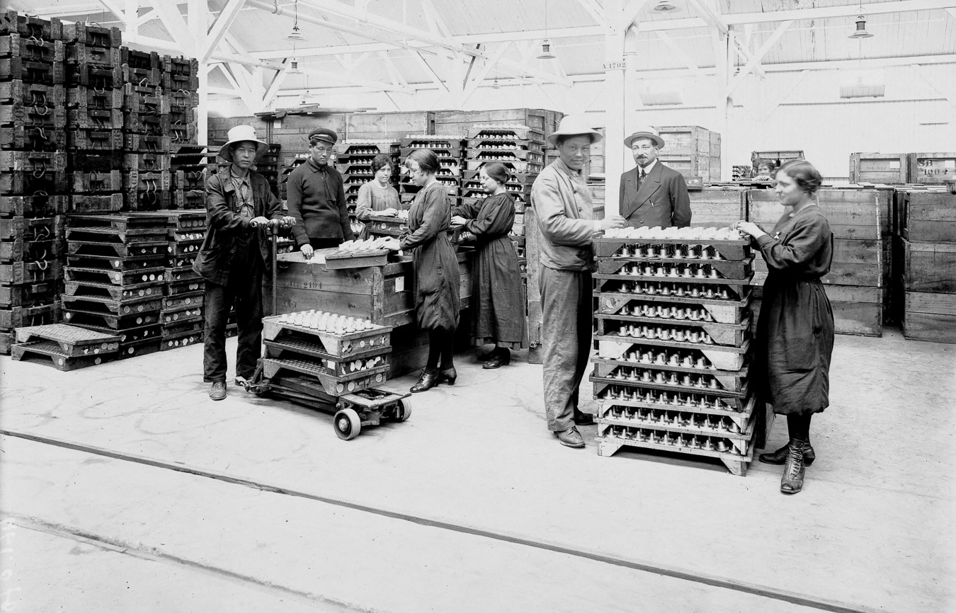 Guerre 1914-1918 : femmes et ouvriers chinois travaillant dans une usine française d'armements (Albert Harlingue/Roger-Viollet) Guerre 1914-1918 : femmes et ouvriers chinois travaillant dans une usine française d'armements