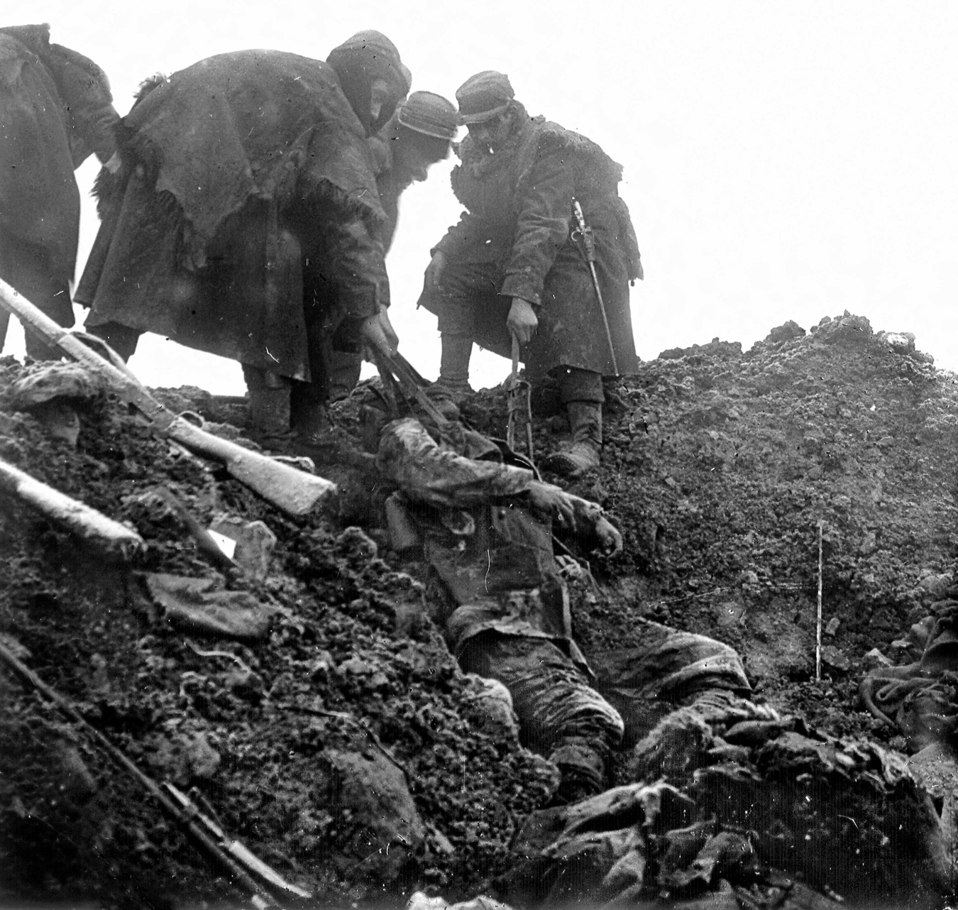 Guerre 1914-1918. Armée française. La relève des morts aux Eparges (Meuse). 1915. (© Collection Roger-Viollet/Roger-Viollet)