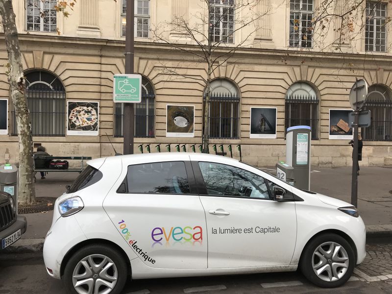 Voiture électrique en recharge à une ancienne borne autolib' (Ville de Paris)