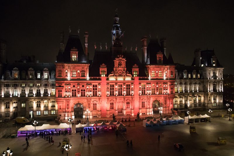 Hôtel de ville en rouge contre les violences faites aux femmes