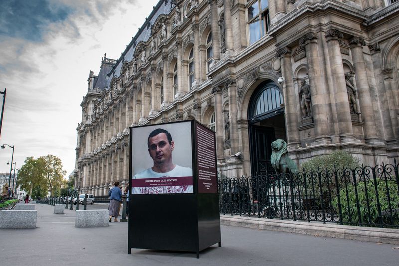Portrait d'Oleg Sentsov devant l'hôtel de ville (© Anton Naumlyuk) Portrait d'Oleg Sentsov devant l'hôtel de ville