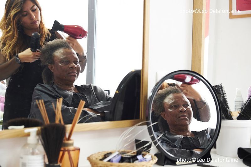 Marie, coiffeuse au Salon de beauté solidaire Joséphine (Léo Delafontaine) Marie, coiffeuse au Salon de beauté solidaire Joséphine