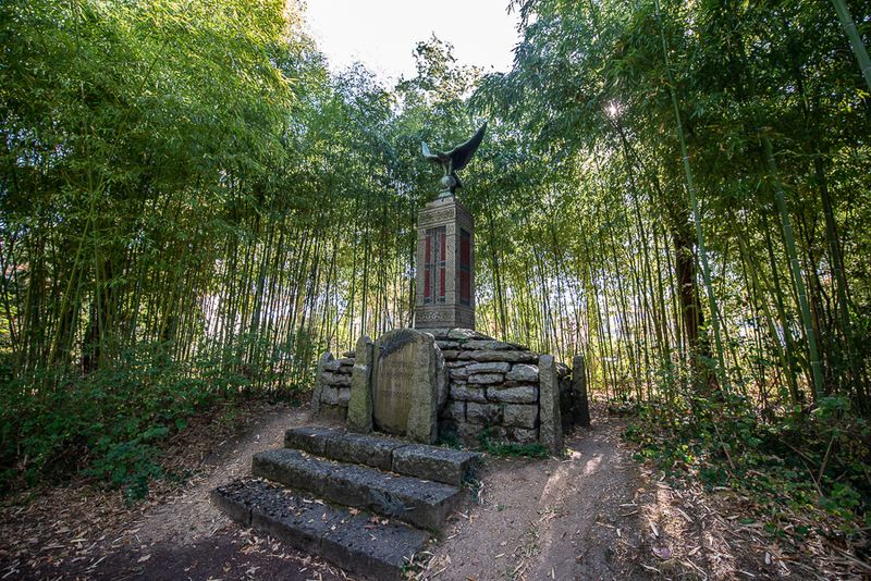Monument en l'honneur des soldats malgaches dans le jardin d'agronomie tropicale (F. Grunberg/Mairie de Paris) Monument en l'honneur des soldats malgaches dans le jardin d'agronomie tropicale