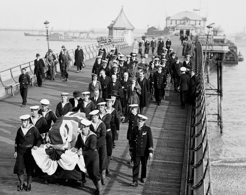 Rapatriement du cercueil d'Edith Cavell (1865-1915), infirmière britannique, exécutée par les Allemands pour avoir permis l'évasion de centaines de soldats alliés de la Belgique. Douvres (Angleterre), mai 1919. GF (© PA Archive/Roger-Viollet) Rapatriement du cercueil d'Edith Cavell (1865-1915), infirmière britannique, exécutée par les Allemands pour avoir permis l'évasion de centaines de soldats alliés de la Belgique. Douvres (Angleterre), mai 1919.