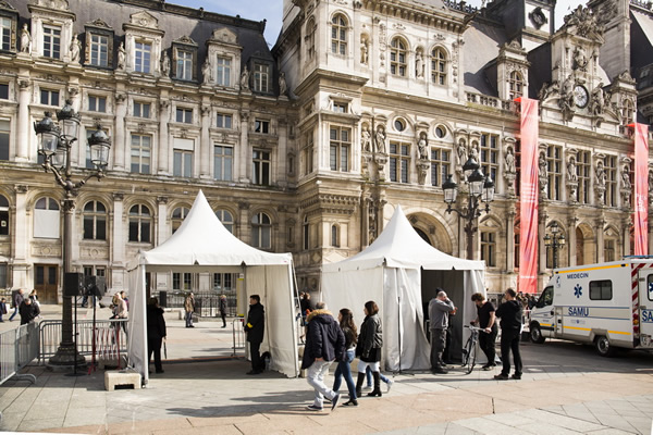 Village Santé, Secours et Vous sur le parvis de l'Hôtel de Ville (crédits:. SAJAULIN)