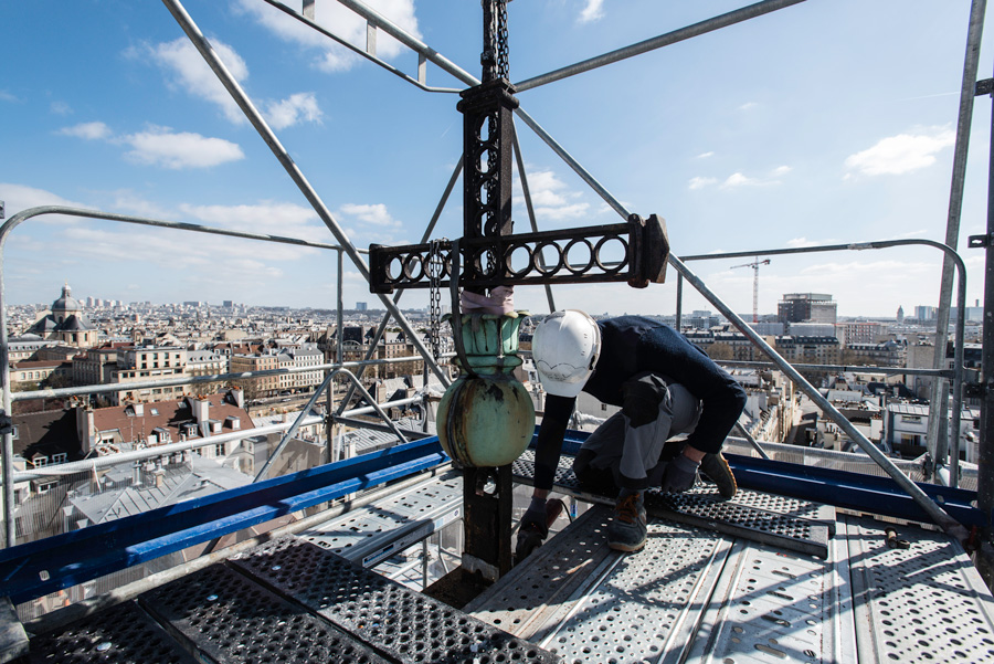 Dépose de la croix de l'église Saint-Louis-en-l’Île (Emilie Chaix / Ville de Paris)