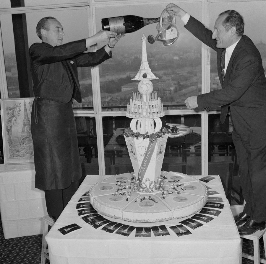 Le gâteau d'anniversaire des 70 ans de la tour Eiffel en 1959 (© Roger-Viollet)