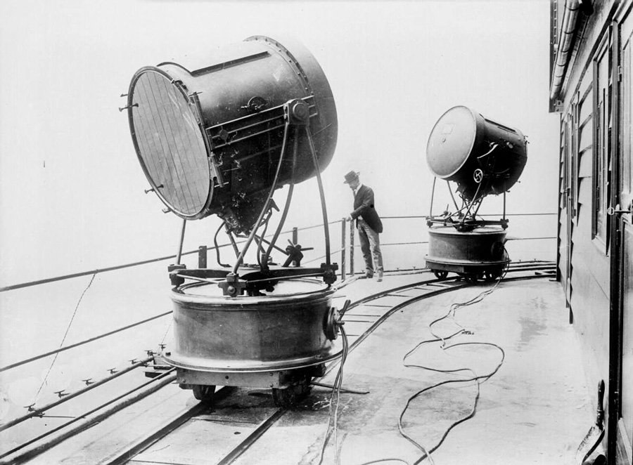 Projecteurs électriques de Sautter et Lemonnier, au sommet de la tour Eiffel. (© Albert Harlingue/Roger-Viollet)