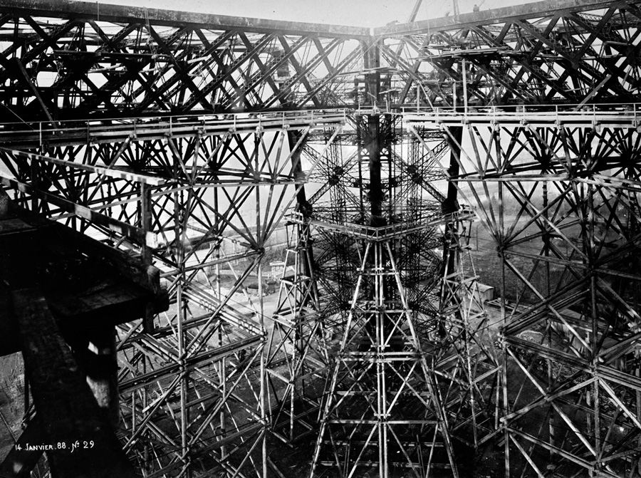 Enchevêtrement du treillis métallique Paris, 14 janvier 1888. (© Jacques Boyer/Roger-Viollet)