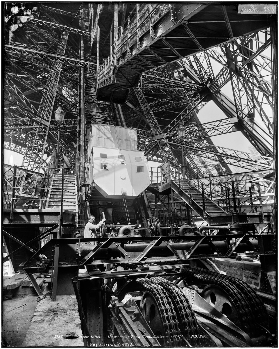 Exposition universelle de 1889. Tour Eiffel, ascenseur Roux-Combaluzier et Lepape. (© Neurdein/Roger-Viollet)