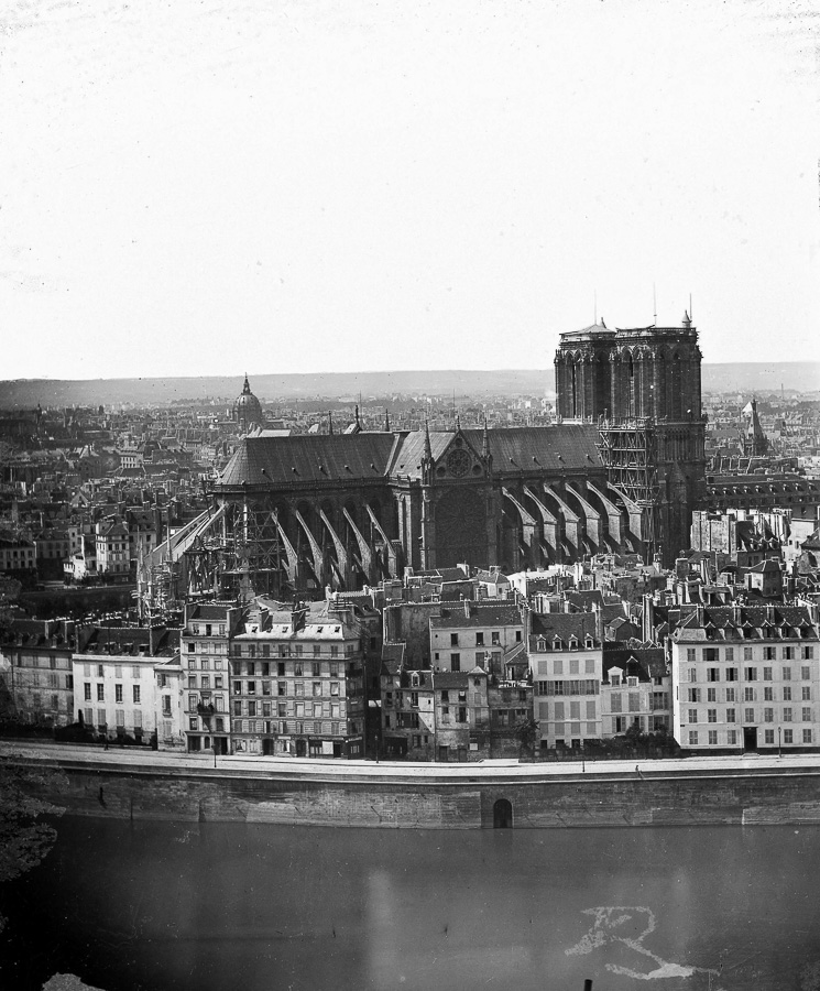 Panorama vers Notre-Dame avant la construction de la flèche. Détail d'une vue stéréoscopique. Paris (IVème arr.), vers 1855-1858. (© Léon et Lévy/Roger-Viollet)