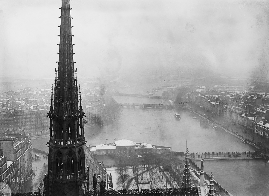 Crue de la Seine. Panorama de la Seine pris du haut de Notre-Dame. Paris, 1910. (© Maurice-Louis Branger/Roger-Viollet)