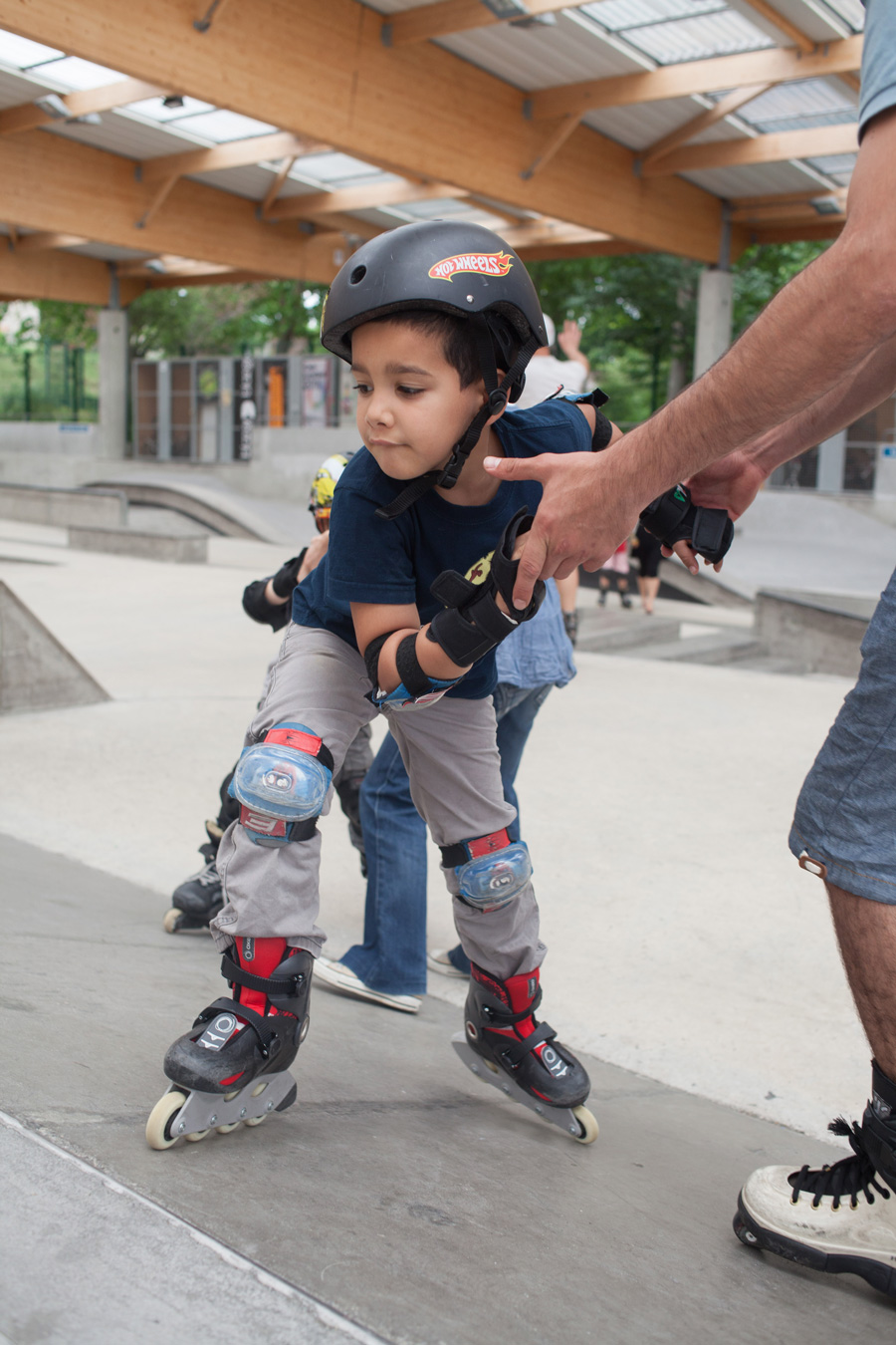 Cours de Roller à l' EGP 18 Espace Glisse de Paris pour des enfants handicapés (Jean-Baptiste Gurliat / ville de Paris)