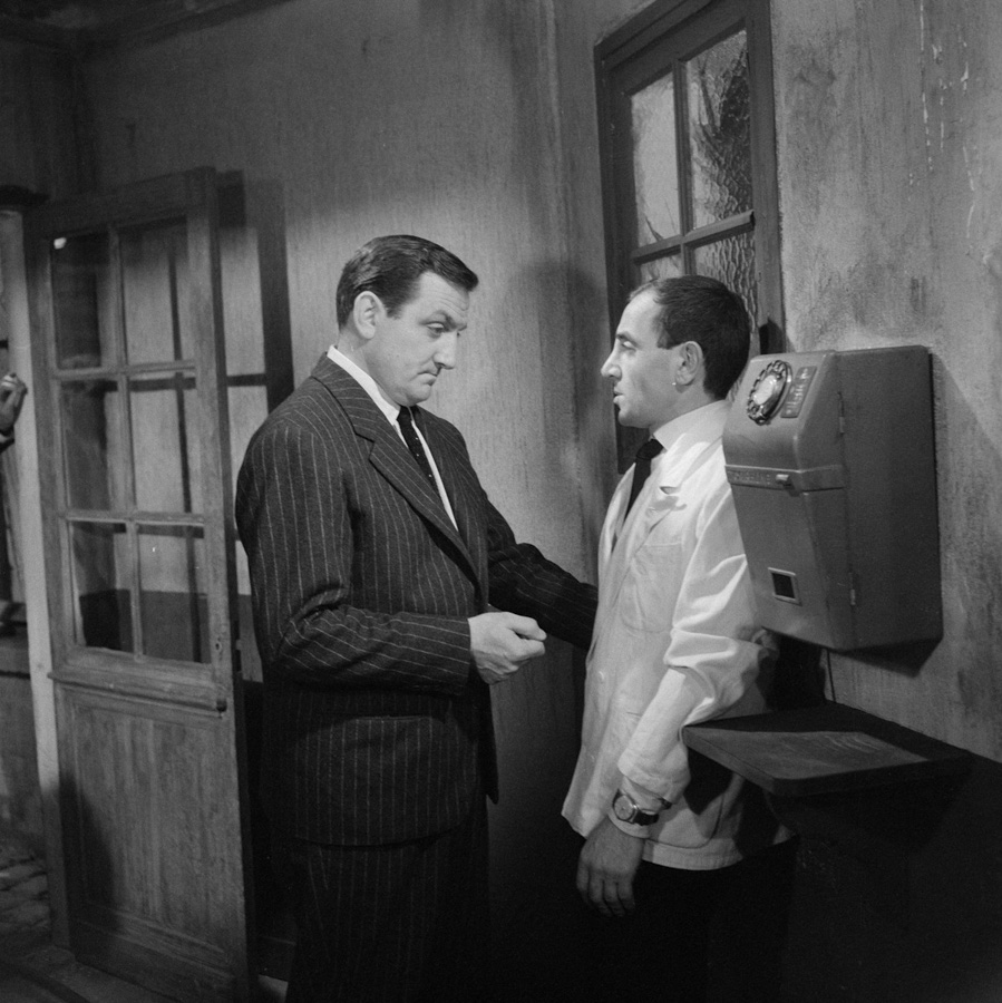 "Le Diable et les 10 Commandements", film de Julien Duvivier. Lino Ventura et Charles Aznavour. France-Italie, 18 avril 1962. (© Alain Adler / Roger-Viollet)