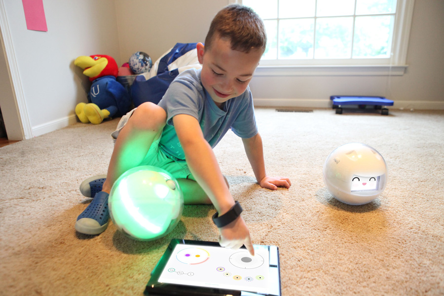 Enfant handicapé jouant avec le robot Leka (Leka)