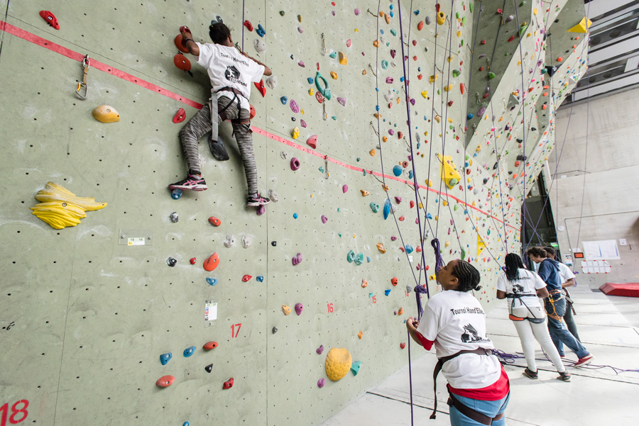 Escalade au centre sportif Jules Ladoumègue 19e (Emilie Chaix / Ville de Paris)