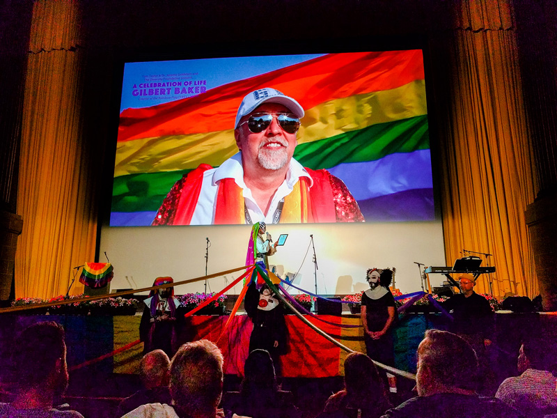 Mémorial Gilbert Baker au Théâtre le Castro à San Francisco en juin 2017 (Mitch Altman)