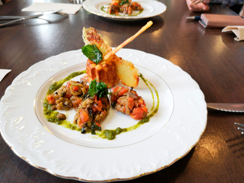 Alain BAUR du collège Évariste Galois (13e) et son cannelé de gnocchis à la romaine, caponata d'aubergines et jus d'herbes (DR)
