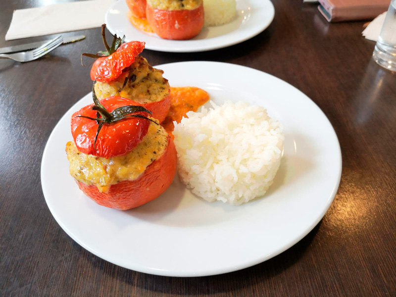 Arnaud CREYSSELS du restaurant Europe (restaurant Émeraude du CASVP) et ses tomates farcies aux lentilles corail et fromage de chèvre (DR)