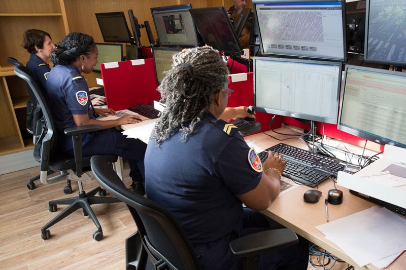 Agents de Surveillance de Paris dans une salle de vidéo-surveillance (Joséphine Brueder / Ville de Paris)