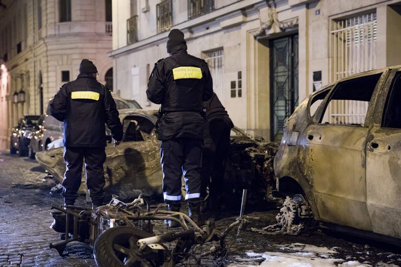 Agents de Surveillance de Paris constatant les dégâts après la manifestation des gilets jaunes du samedi 5 janvier 2019 (Joséphine Brueder / Ville de Paris)
