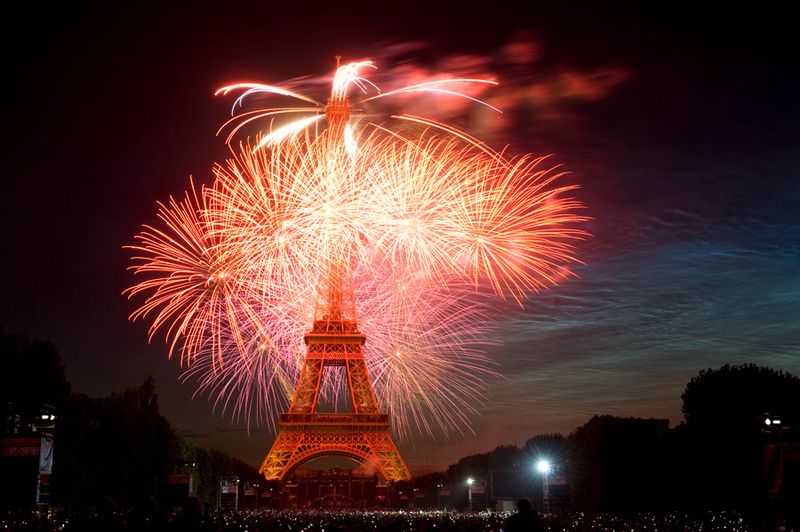 Spectacle lumineux de la Tour Eiffel à l'occasion de ses 120 ans (© Sophie Robichon / Ville de Paris)