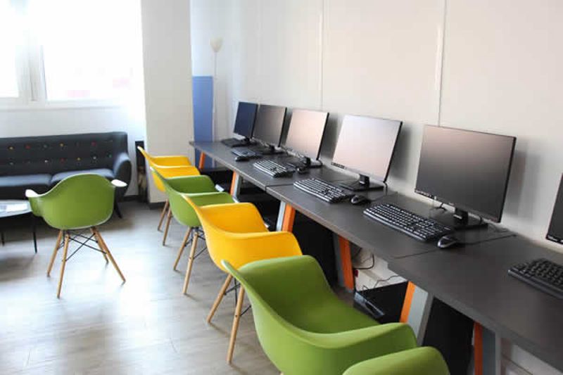 Salle informatique de l'espace partagé Innovation Factory