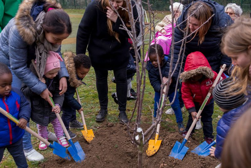 Plantation participative : 2000 arbres ont été plantés par des petits Parisiens dans le cadre de l'opération "Un verger dans mon école". (Jean-Pierre Viguié / Ville de Paris)