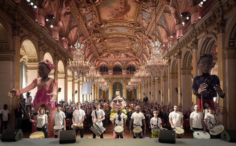 Les "Marionetas Gigantes de Moçambique" à l'occasion de l'annonce de la programmation 2019-2020 du théâtre du Châtelet, qui rouvre en septembre. Salon de l'Hôtel de Ville, le 27 mars 2019. (Vincent Pontet)