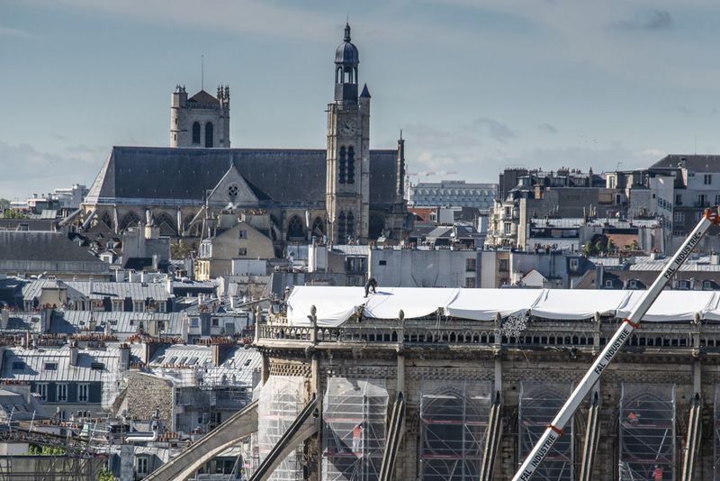 Le toit de Notre Dame sous les bâches (François Grunberg/Ville de Paris)