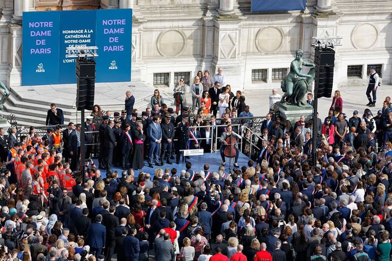 Cérémonie hommage Notre Dame devant l'Hôtel de Ville (Henri Garat/Ville de Paris) Cérémonie hommage Notre Dame devant l'Hôtel de Ville