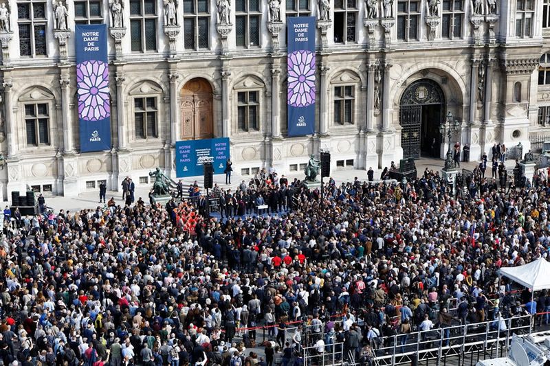 Hommage Notre Dame devant l'Hôtel de Ville (Henri Garat/Ville de Paris) Hommage Notre Dame devant l'Hôtel de Ville