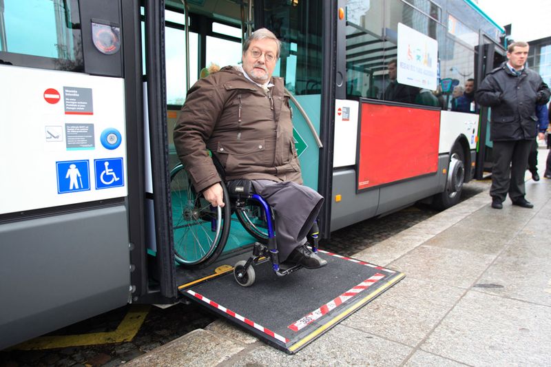 Mmise en accessibilité aux personnes à mobilité réduite dans les bus parisien (Henri Garat / Ville de Paris)