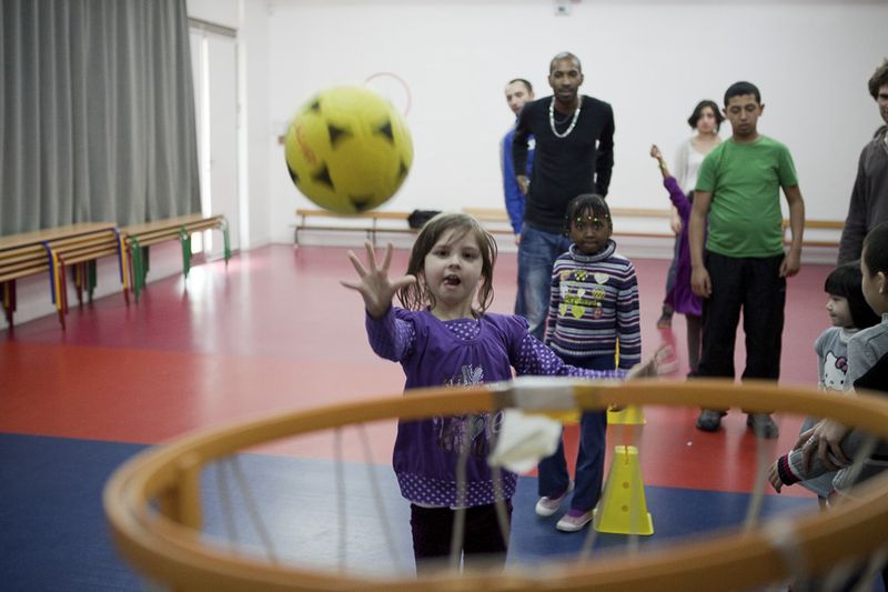 Enfants pratiquant du sport dans un centre de loisir à parité (CLAP) (Jean-Baptiste Gurliat / Ville de Paris)