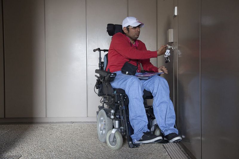 Accessibilité par fauteuil roulant dans un ascenseur dans un logement social (Jean-Baptiste Gurliat / Ville de Paris)