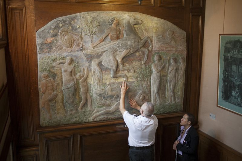 Visite de la Maison Victor Hugo avec Mr Poutiers, Malvoyant. (Jean-Baptiste Gurliat / Ville de Paris)