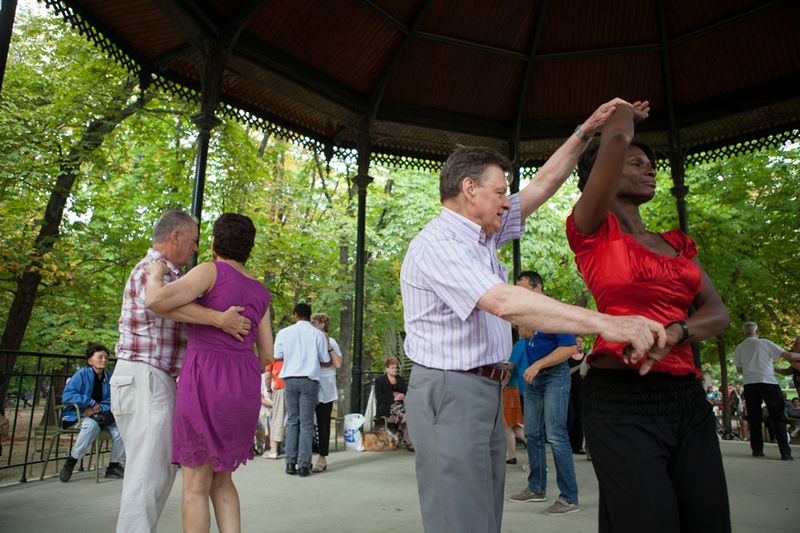 Danse un pas à deux, Bal adapté aux personnes en situation de Handicap, kiosque du jardin du luxembourg (Jean-Baptiste Gurliat / Ville de Paris)