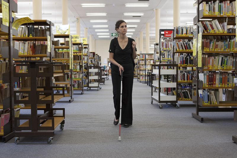 Personne non voyante dans une bibliothèque (Jean-Baptiste Gurliat / Ville de Paris)