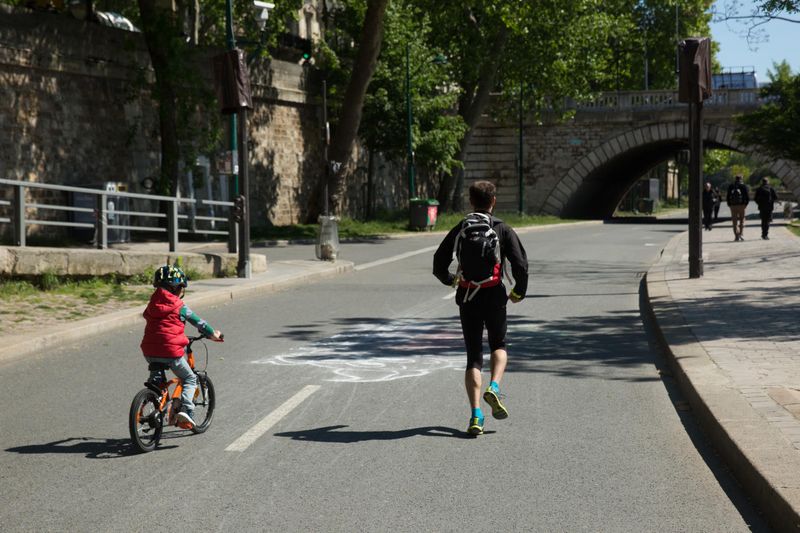 Joggueur et enfant à vélo sur les Berges de Seine (Joséphine Brueder / Ville de Paris)