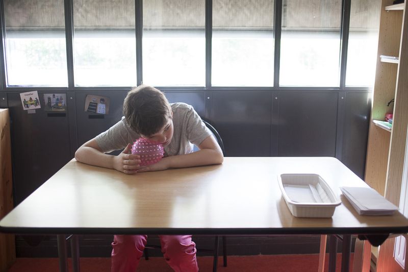 Enfant handicapé dans un Institut Médico-Educatif (Jean-Baptiste Gurliat / Ville de Paris)