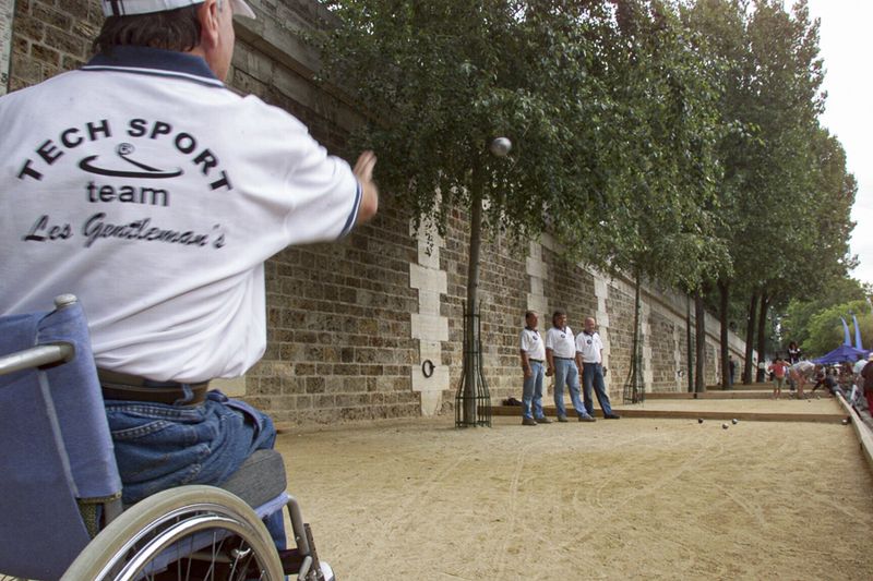 Pétanque en fauteuil sur les rives de Seine (Arnaud Terrier / Ville de Paris)