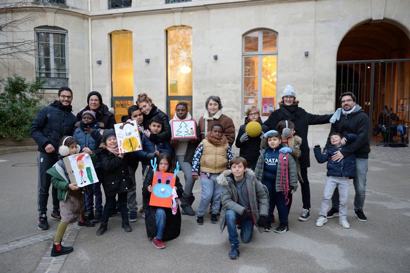équipe du CLAP Clichy (9e) avec les enfants (Laurent Bourgogne / Ville de Paris)